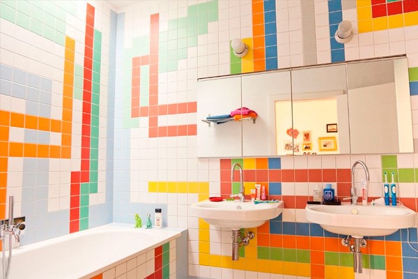 На фото – смелое цветовое решения для интерьера ванных комнат