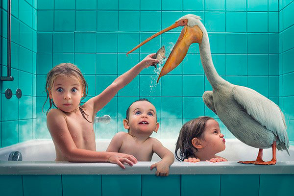 На фото – дети в ванной