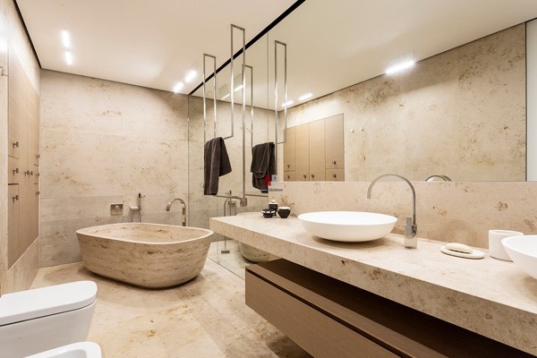На фото – ванная комната в стиле минимализм с отделкой из натурального камня