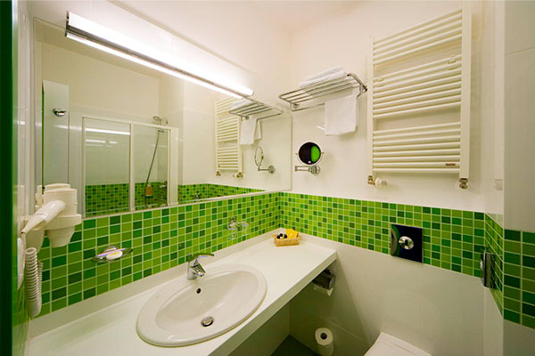Дизайн ванной комнаты в белом и зеленом цвете